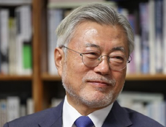 밝은 모습의 문재인 전 대통령.<연합뉴스 자료사진>